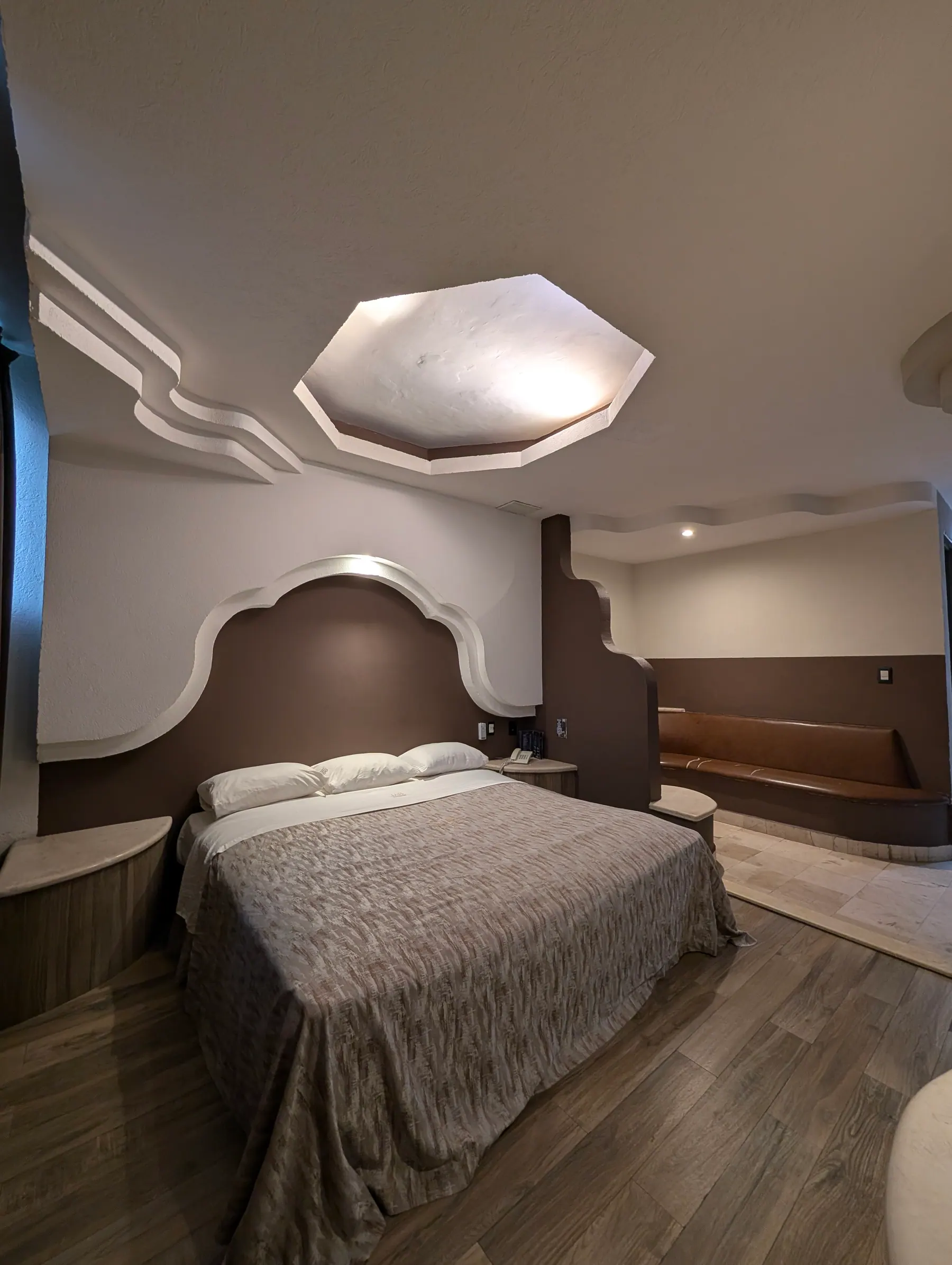 Pasillo e instalaciones del motel