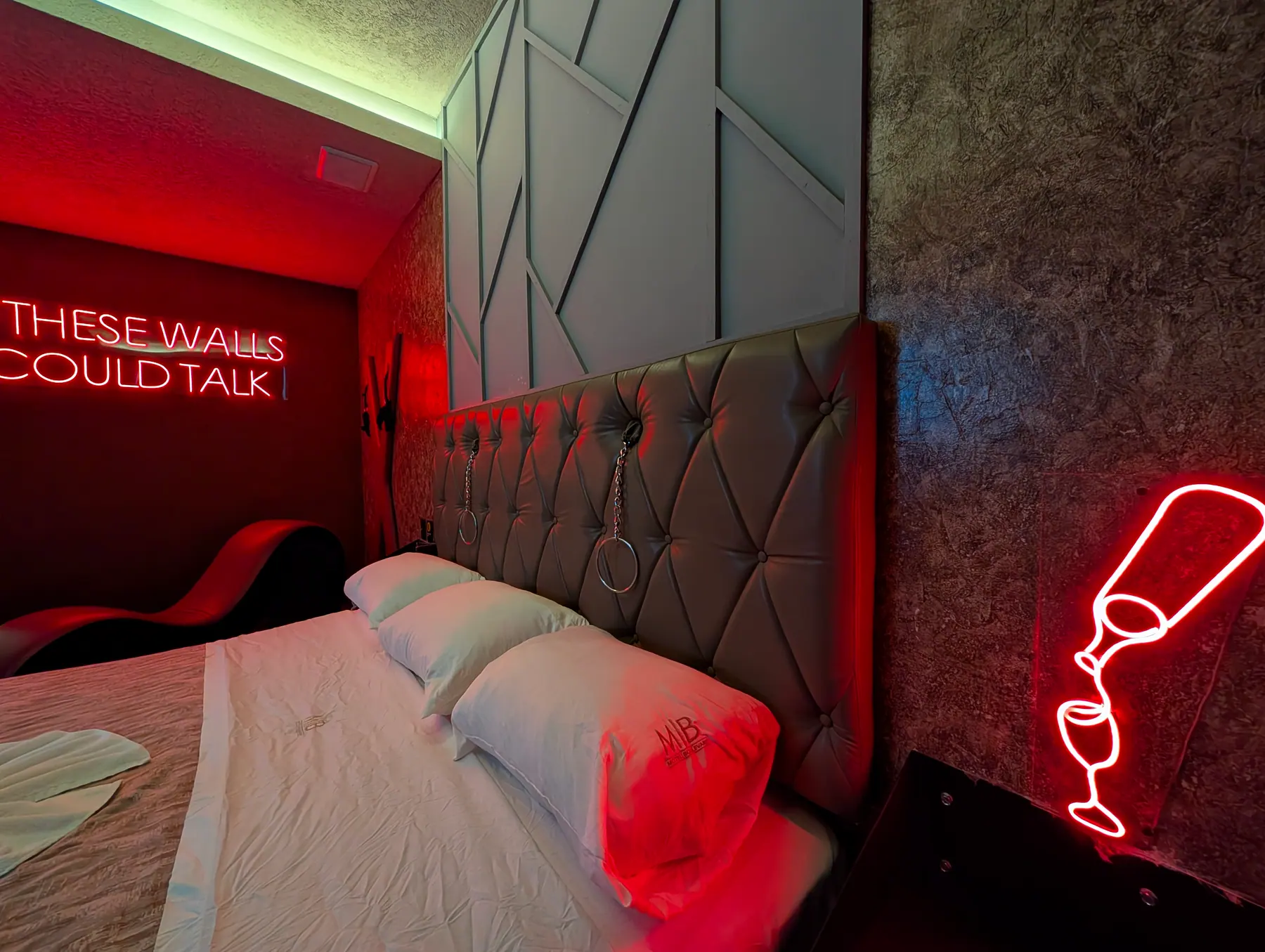 Fachada e instalaciones iluminadas de Motel Boulevard Puebla